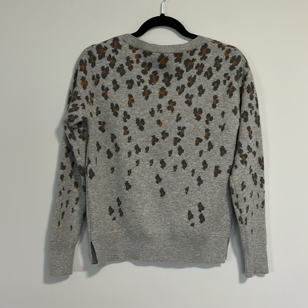 Gap Animal Print Merino Wool Blend Long Sleeve Crew Neck Sweater XS Grey - Picture 3 of 11